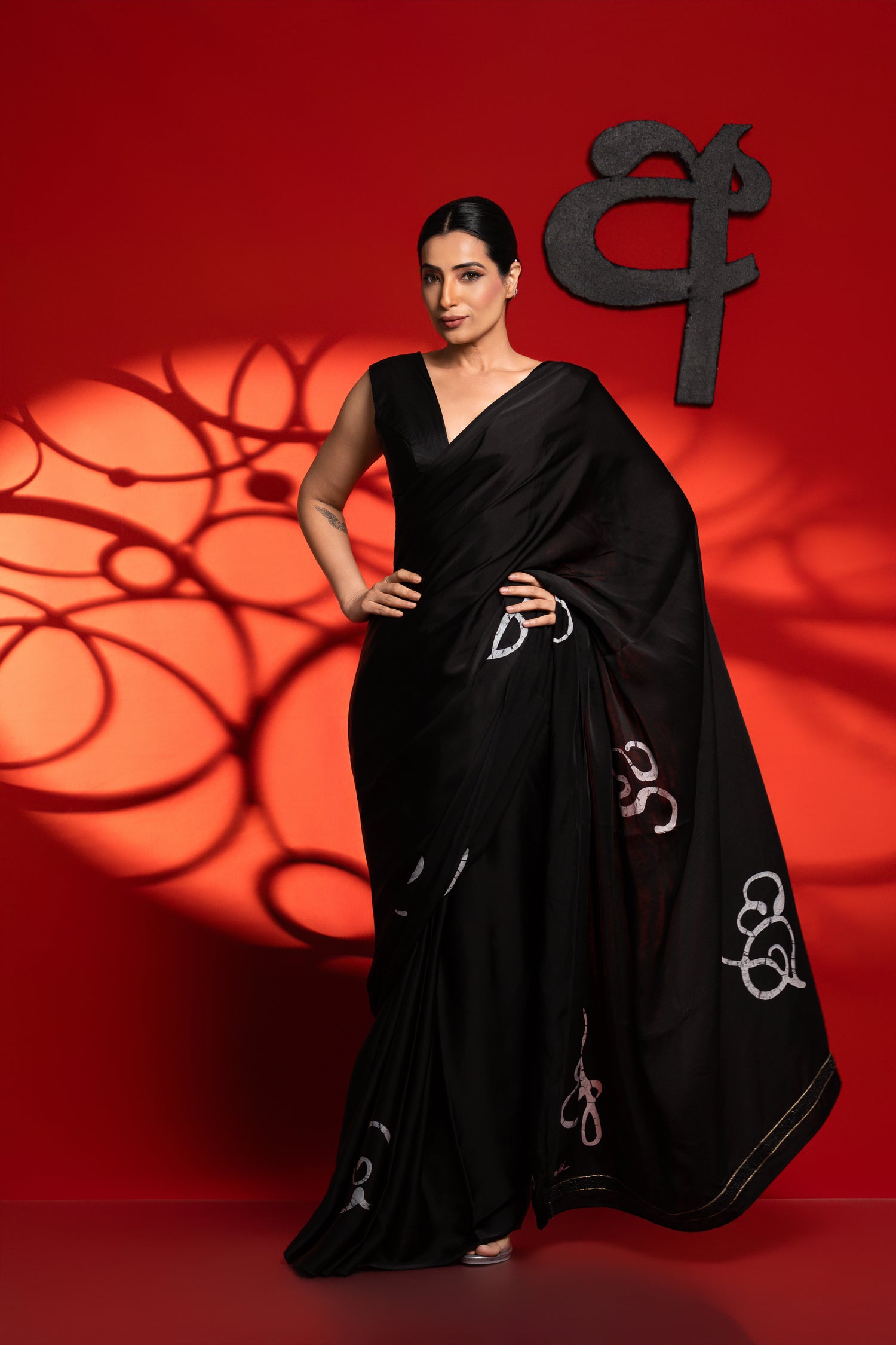 Tara – Black & White Sinhala Letter Sare