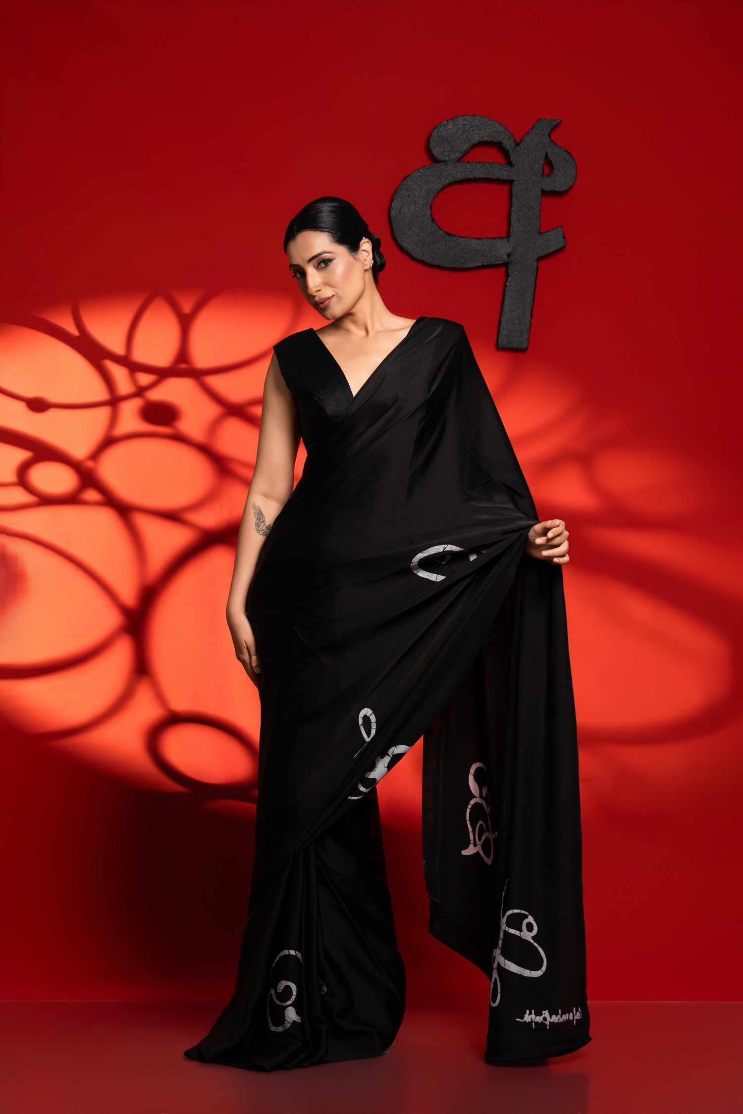 Tara – Black & White Sinhala Letter Sare