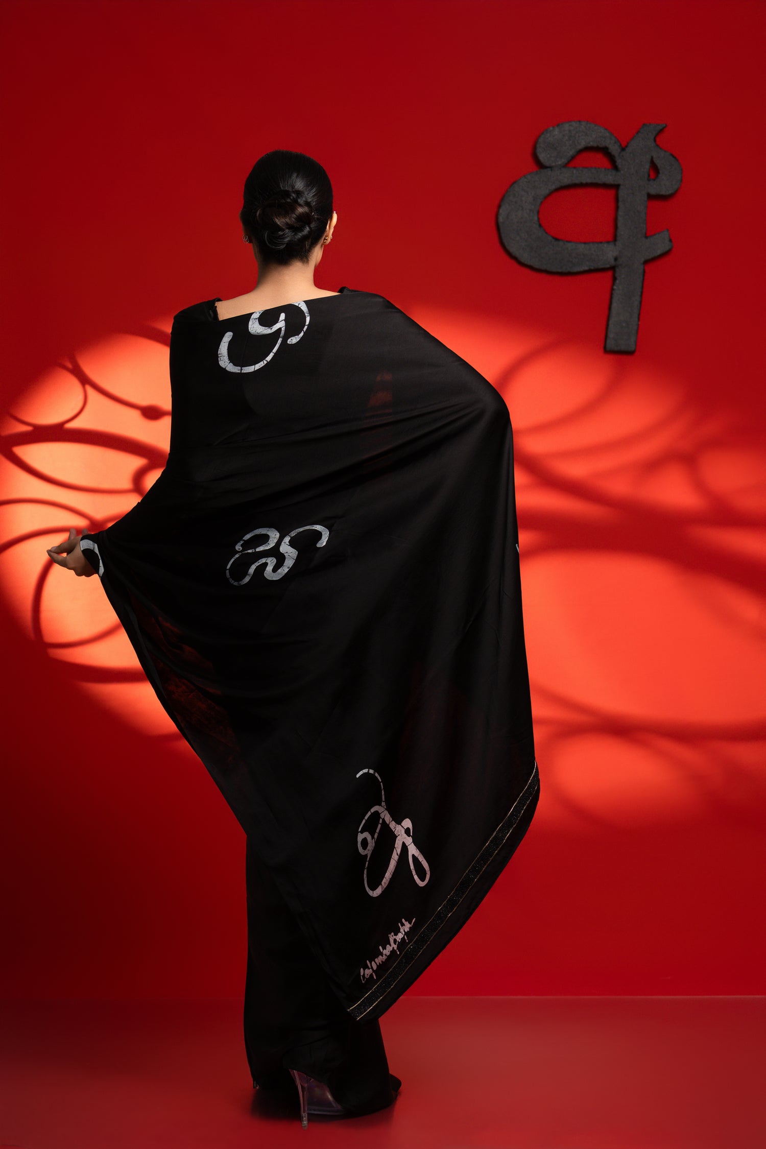 Tara – Black & White Sinhala Letter Sare